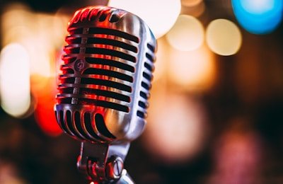 kunmingol.cn：某知名歌手演唱会假唱被实锤，观众现场录音曝光